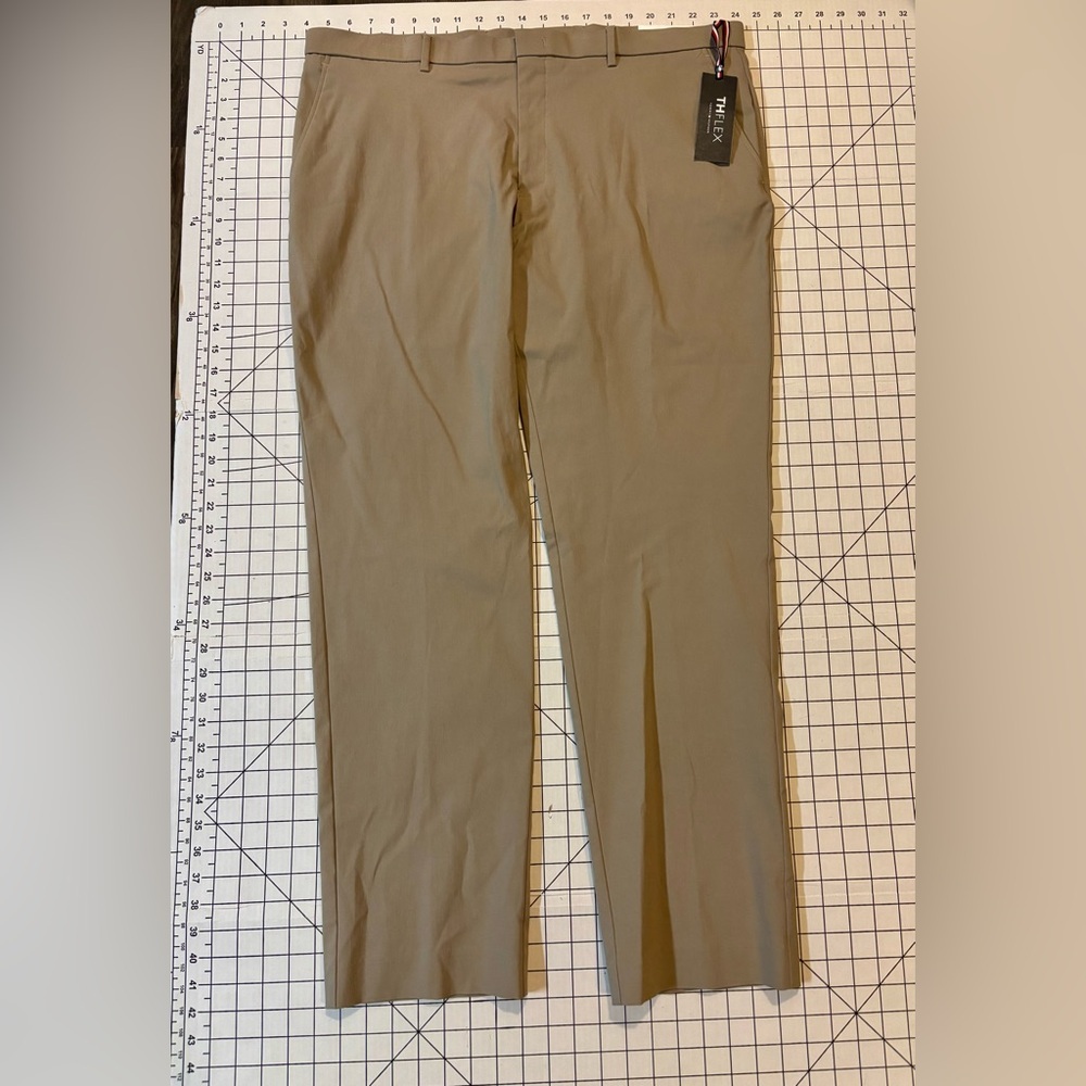 Tommy Hilfiger TH Flex Men’s Size 40/32 Tan Dress Pants